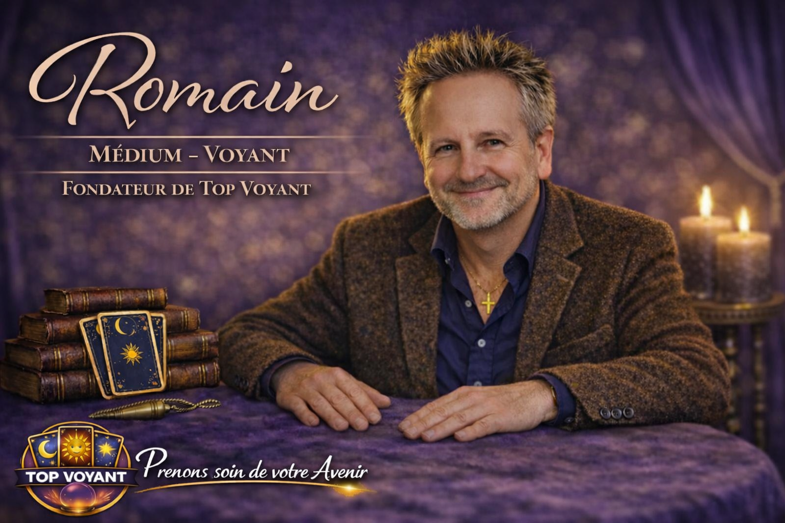 Romain, Fondateur de Top Voyant, assis à son bureau avec son tarot, son pendule et un jeu de 32 cartes